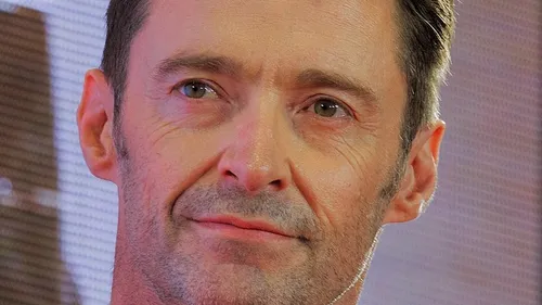 HUGH JACKMAN ENCOURAGE SES FANS À SE FAIRE VACCINER